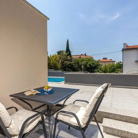 Apartment In Mit Schoener Terrasse Crikvenica
