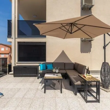 In Mit Schoener Terrasse