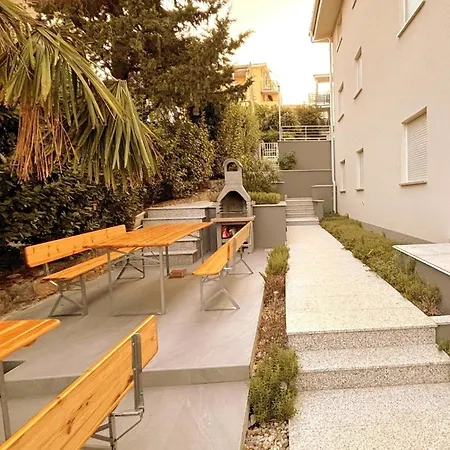 Apartment In Mit Schoener Terrasse Crikvenica
